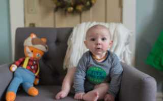 Ребенок в 5 месяцев сидит