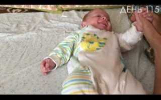 Ребенок во сне поднимает ноги