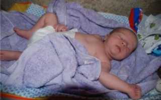 Ребенок вскидывает ручки во сне